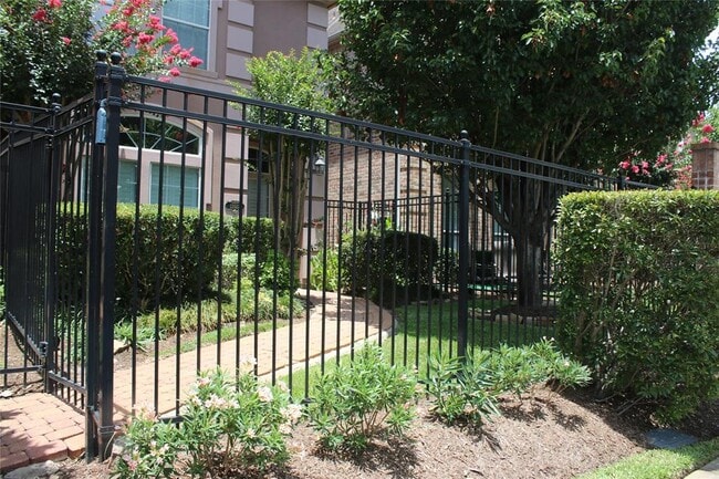 Building Photo - 13527 Brookbluff Ln