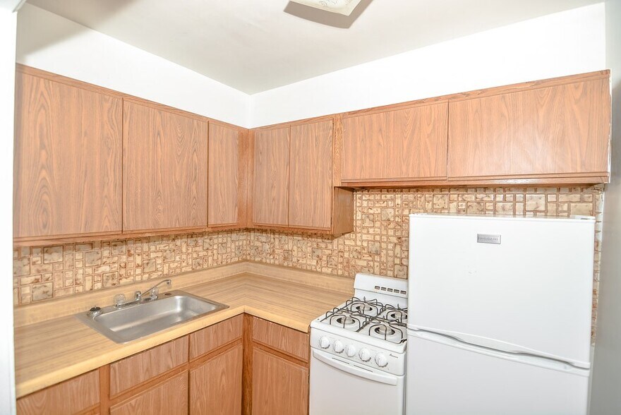 Building Photo - 629 W Belmont Ave