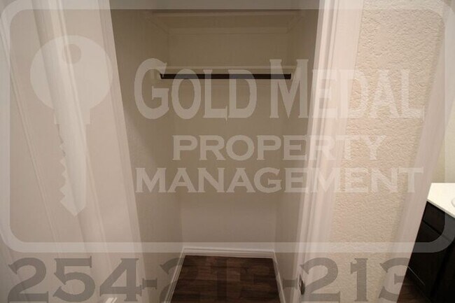 Building Photo - 5105 Red Rose Xing