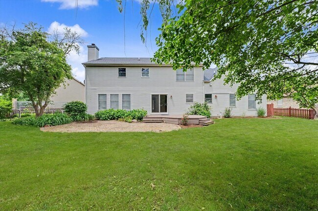 Building Photo - 6 Bedroom home with Fenced Yard - Available Now