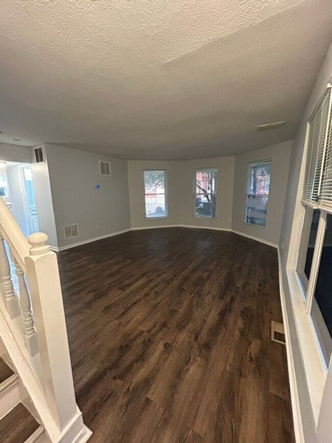 Building Photo - 819-823 Riverview Terrace