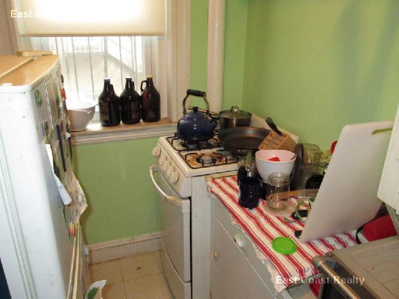 Building Photo - 221 Kelton St