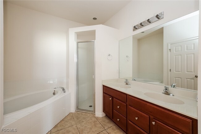 Building Photo - 1631 SW 25th Ln