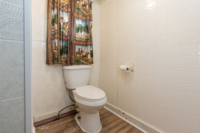 Building Photo - 2 Bedroom | 1 Bathroom | With a Large Deta...