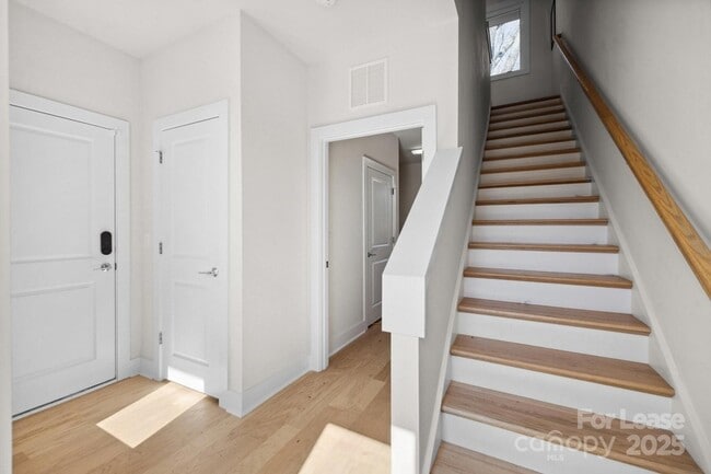 Building Photo - 1553 Pinecrest Ave