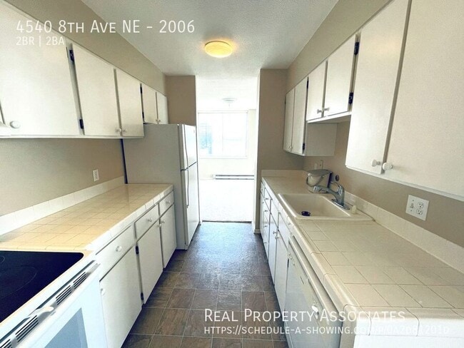 Building Photo - 4540 8th Ave NE