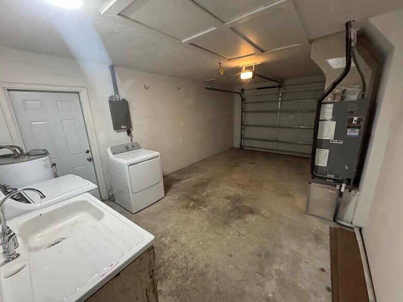 Building Photo - 438 80th Ave N