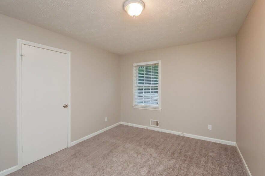 Building Photo - 990 Woodbridge Dr NE