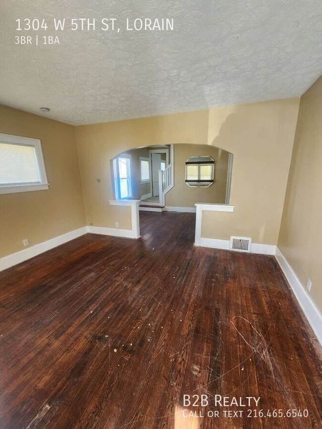 Building Photo - 1304 W 5th St