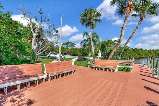 Building Photo - 511 SW South River Dr