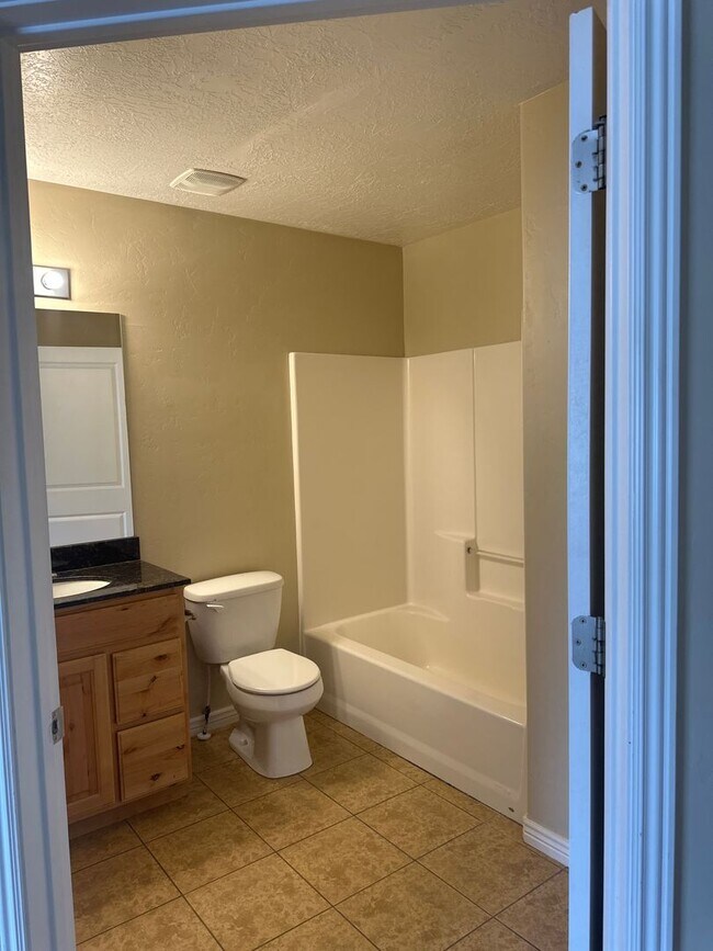 Building Photo - Move in Special Free Storage unit*