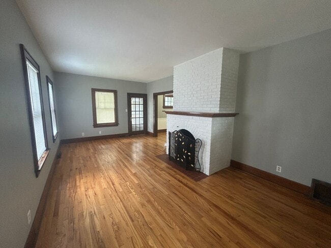 Building Photo - Three story East End home plus basement!