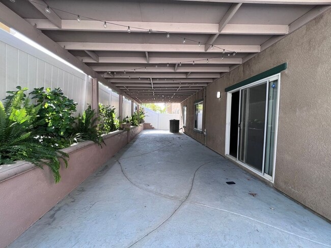 Building Photo - Spacious 4 Bed, 3 Bath Two-Story Home with...