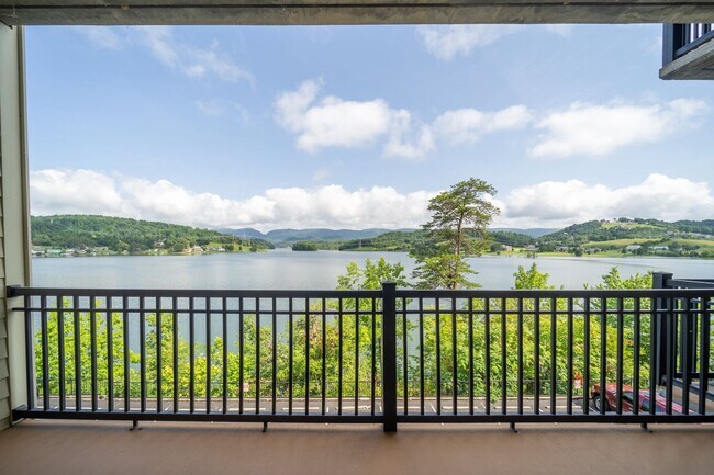 Building Photo - Lakefront Condo for Rent | 2 Bed, 2 Bath |...