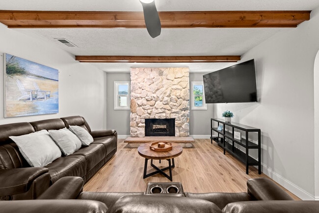 Building Photo - 762 SE River Ln