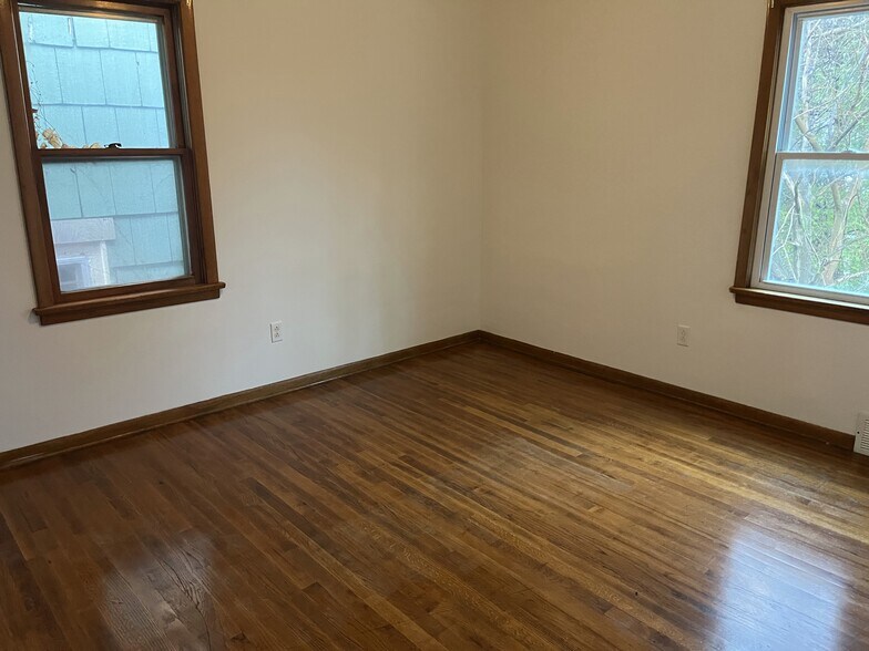 Building Photo - 635 E 24th St
