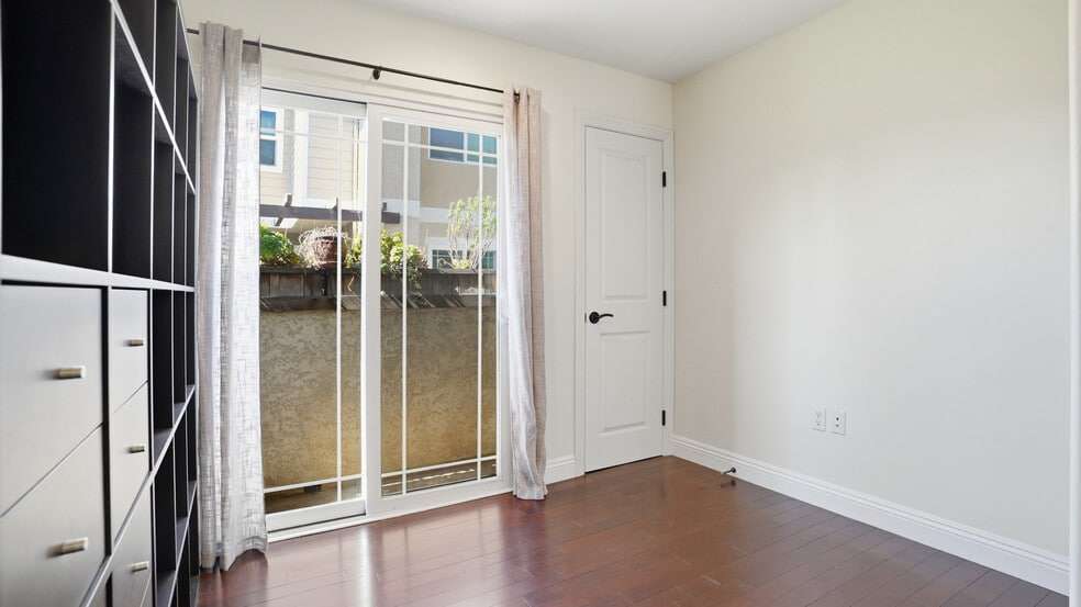 Building Photo - 10752 Hortense St