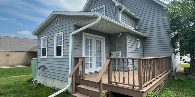 Primary Photo - 127 E Main St