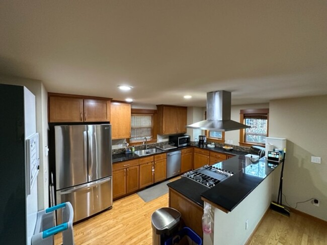 Building Photo - Location Location Location! This huge 3bd ...