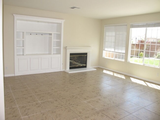 Building Photo - Four Bedroom Three Bathroom Home in the Ha...
