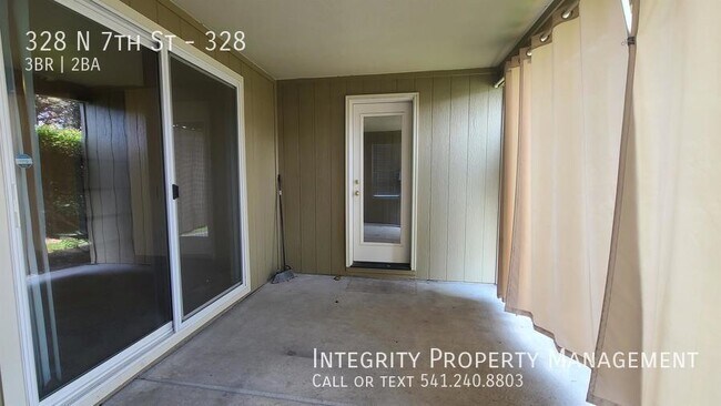 Building Photo - 328 N 7th St