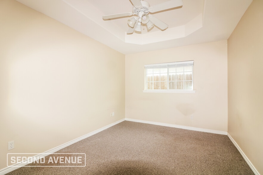 Building Photo - 2422 Luzius Dr