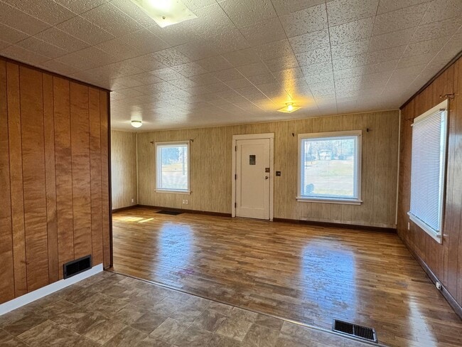 Building Photo - Large 3 br near YVCC