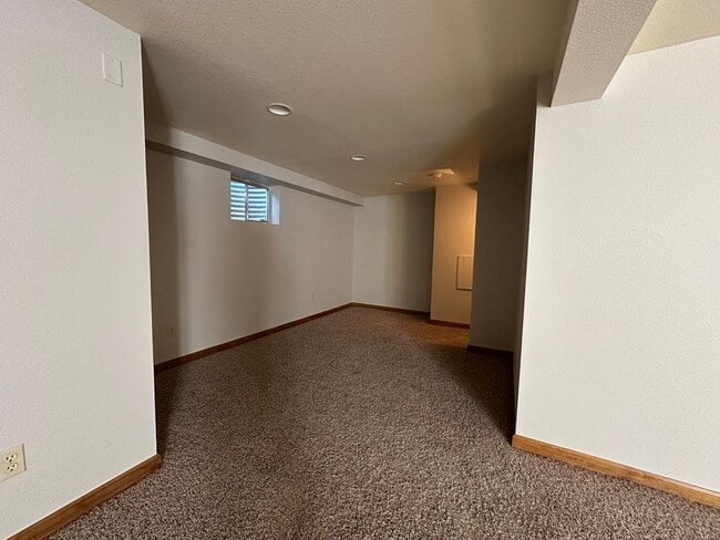 Building Photo - Finished Basement!