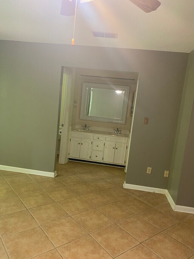 Building Photo - 56105 Diamondhead Dr E