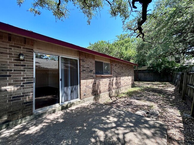 Building Photo - 8802 Pineridge Dr