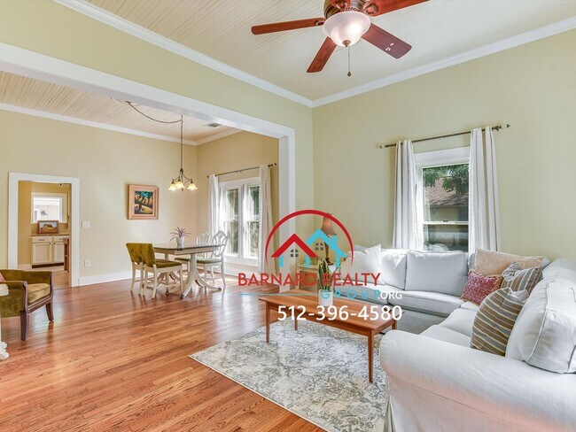 Building Photo - Available Now: 2 Bed/2 Bath in Historic Di...