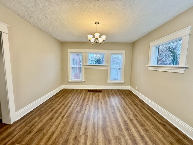 Building Photo - 1026 W 7th St