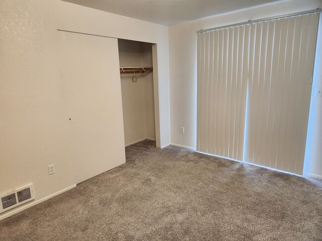 Building Photo - b1009