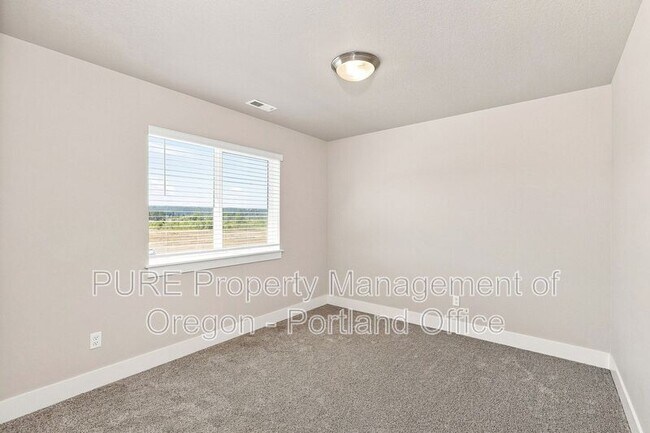 Building Photo - 582 NE Alderwood Dr