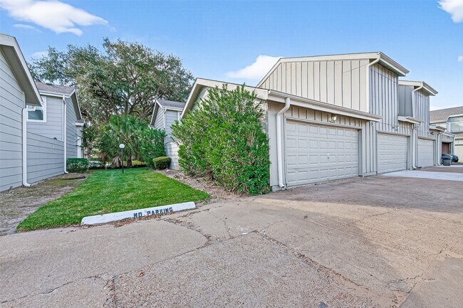 Building Photo - 13040 Greenway Chase Ct