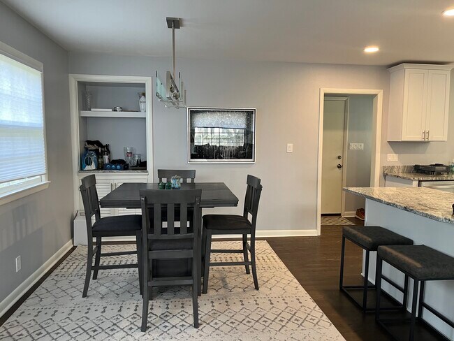 Building Photo - 8445 N Greenvale Rd