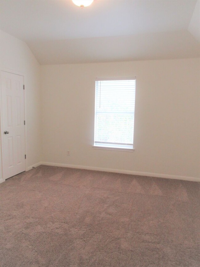 Building Photo - Large 4-bedroom with Office in the Estates...