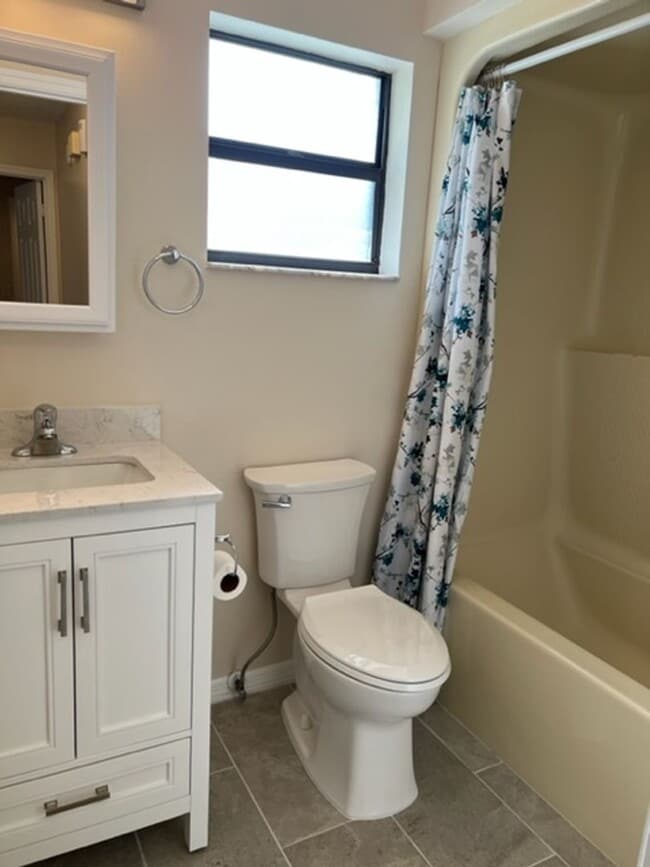 Building Photo - Clermont 2/2 Duplex with Lakeview