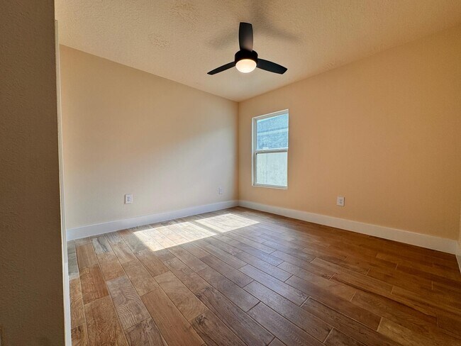 Building Photo - 2488 Beachview Dr
