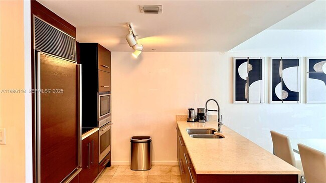 Building Photo - 475 Brickell Ave