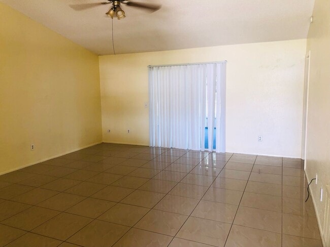 Building Photo - 3/2/2 Deltona