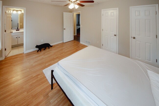 Building Photo - 1424 Shadowbrook Dr