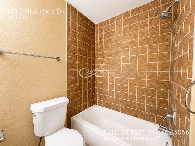 Building Photo - 1413 Meadows Dr
