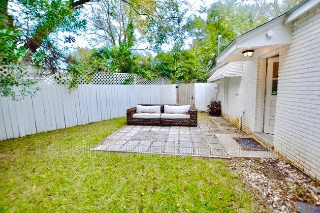 Building Photo - 2 Rosedale Dr