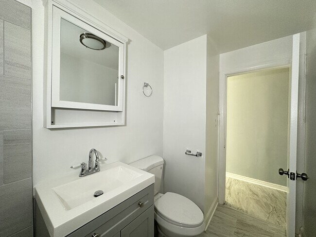 Building Photo - 6715 N California Ave