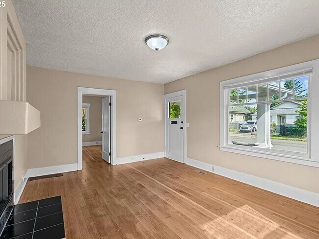 Building Photo - GPM657 - SE Raymond Ct. (T1)