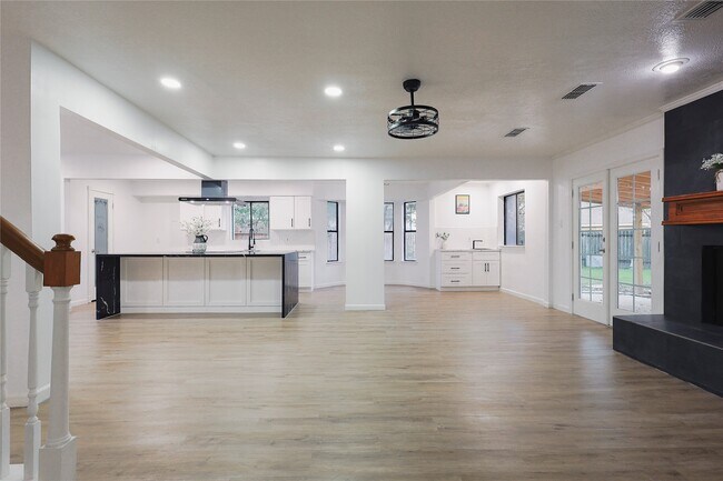 Building Photo - 10411 Rippling Fields Dr
