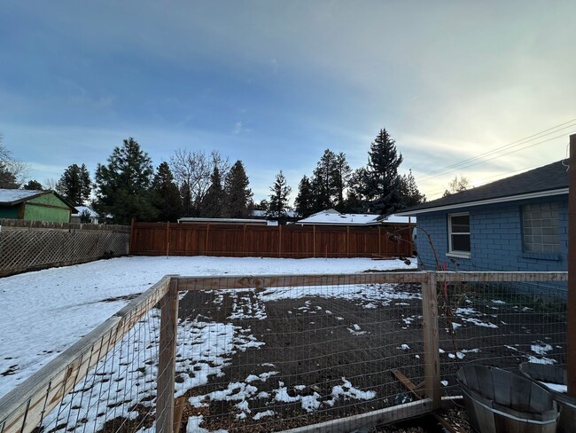 Building Photo - Centrally Located 3BR - 1BA Pilot Butte Home