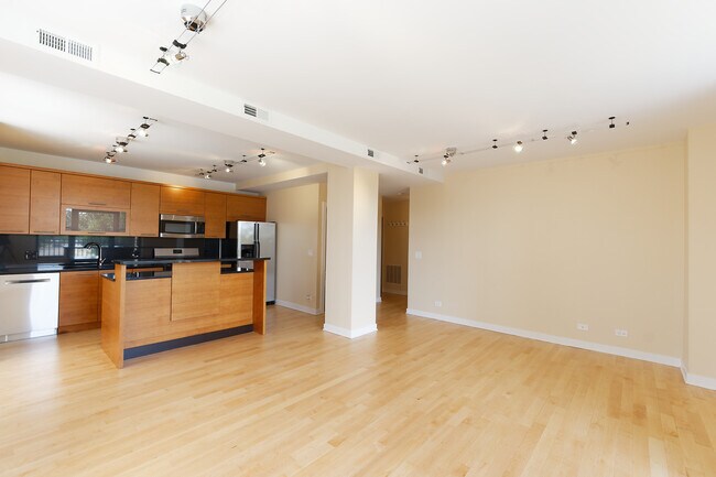 Building Photo - 811 W Eastwood Ave