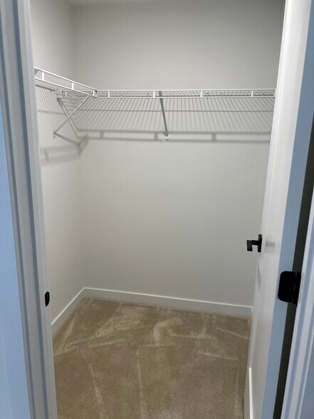 Building Photo - 23502 Parkside Village Cir